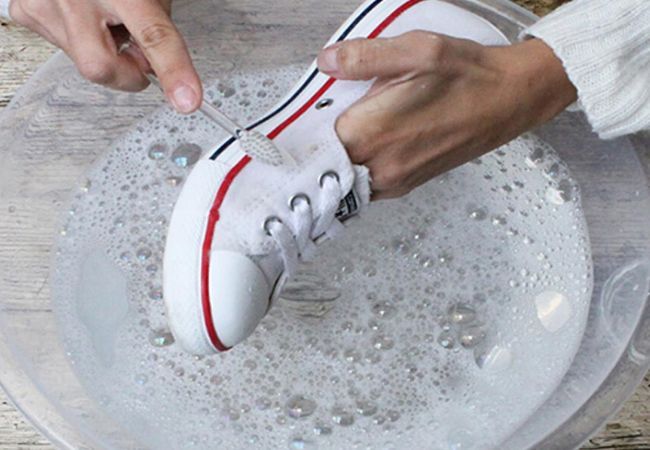 lavar zapatillas de tela blancas Pirufin