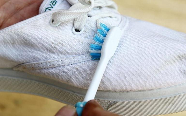 limpiar zapatillas de tela blancas con cepillo de dientes