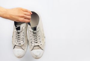 limpiar zapatillas blancas de tela