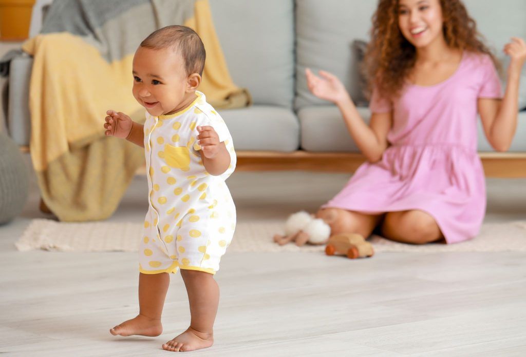 poner zapatos a los bebés