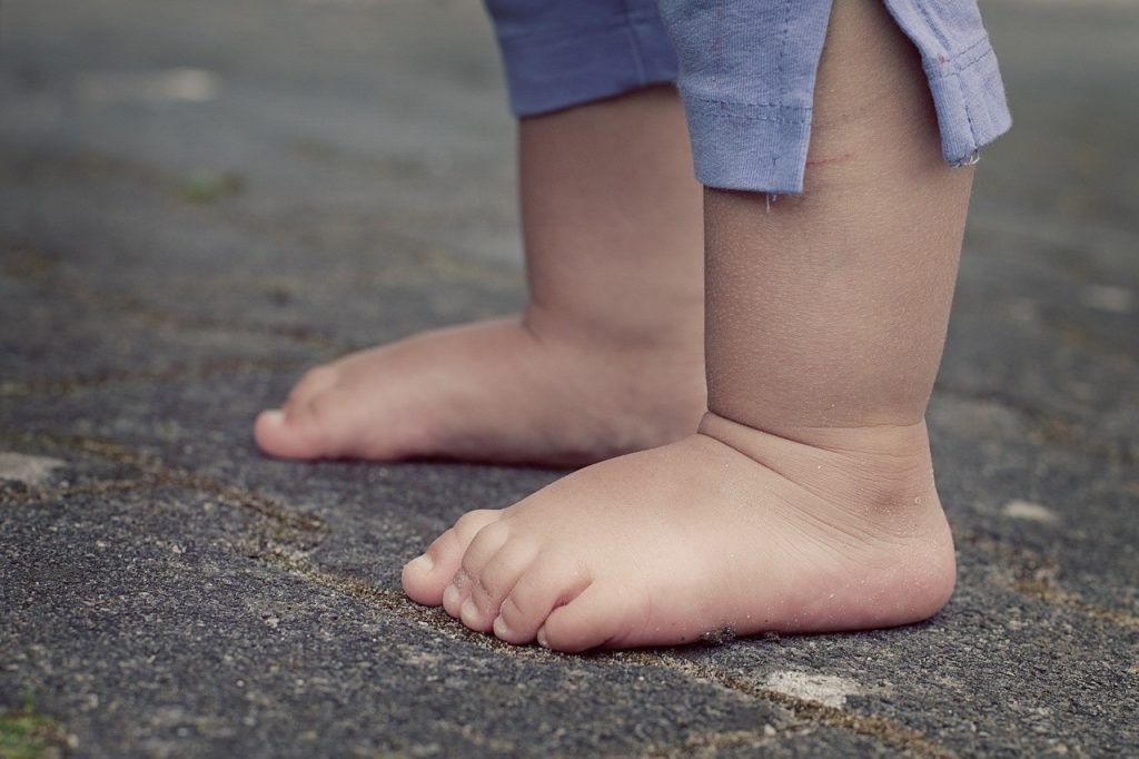 beneficios niños caminar descalzos