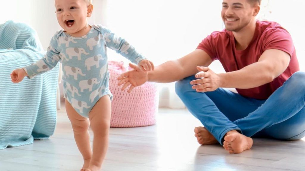 niño aprende a caminar